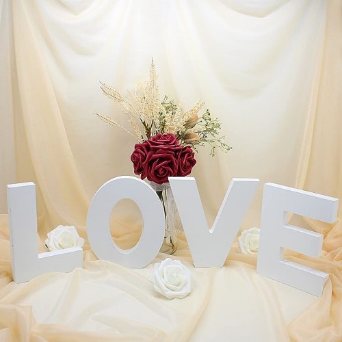 אותיות עץ לחתונה אותיות LOVE לקישוט מושלם ורומנטי של שולחנות החתונה שיפיצו אווירה של אהבה