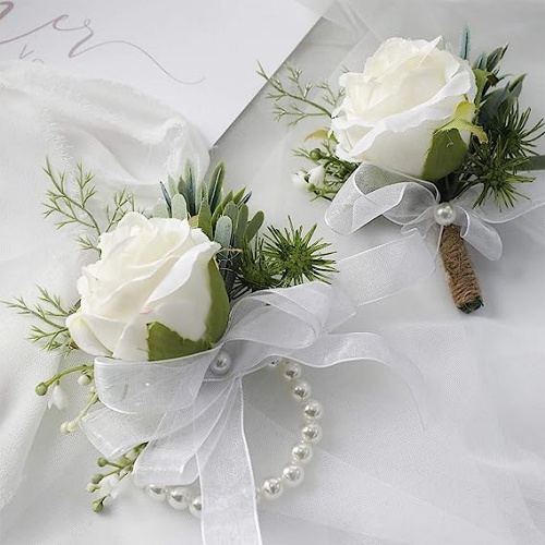 צמיד לכלה פרחים ופנינים לחתונה עם צמחיה פורחת ירוקה וורדים מהממים על צמידי פנינים