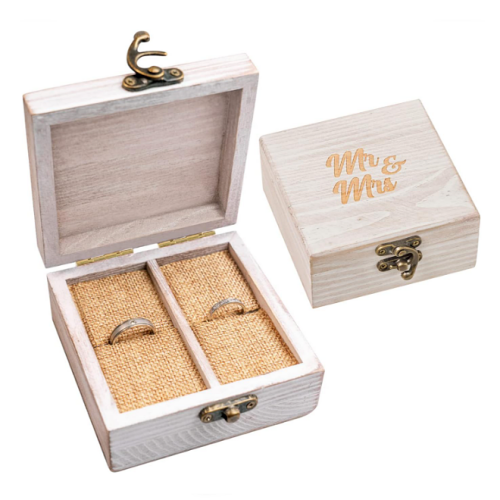 קופסה לטבעות חתונה עם חריטה Mr & Mrs יכולה לשמש במקום הכרית המסורתית