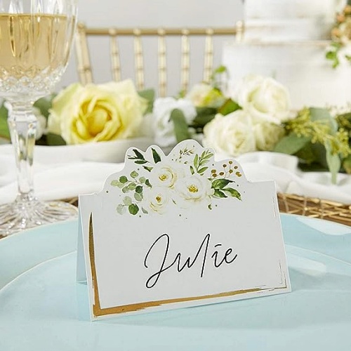 כרטיסי הושבה עם פרחים לחתונה בעיצוב רומנטי עם ורדים לבנים ומסגרת רדיד זהב מלכותית