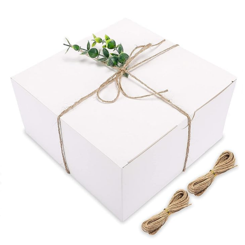 קופסאות קרטון למתנה חבילה של 12 קופסאות מתנה לבנות קלאסיות בגודל 20 ס"מ על 20 ס"מ עם חוטים לקשירה - מושלם לכל סוגי והאירועים!