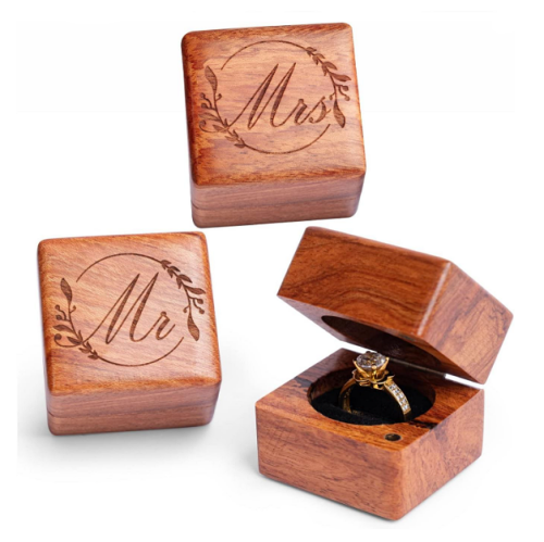 קופסת עץ לטבעות נישואין מעץ טבעי בעבודת יד עם חריטות מר וגברת בעיצוב נקי, אלגנטי ורומנטי ועם סגירת מגנט מאובטחת - סט של 2