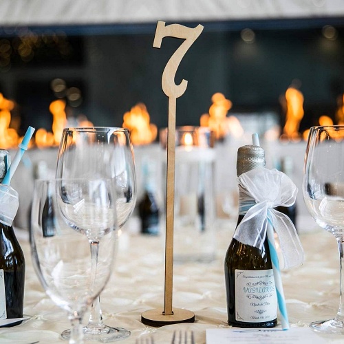 מספרי שולחן לחתונה עשויים עץ עבור קבלות פנים של חתונות כפריות, סעודות, בתי קפה, מסעדות, מלונות, מסיבות ועוד - שולחנות 1-25