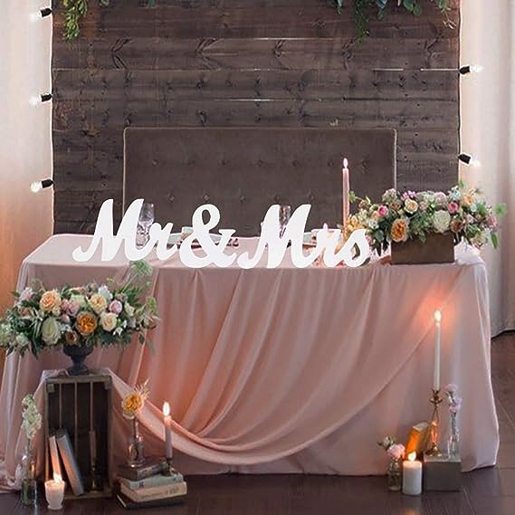אביזרים לעיצוב שולחן חתונה סט אותיות עץ Mr & Mrs במבחר צבעי פסטל רומנטיים לעיצוב מושלם של שולחנות האירוע