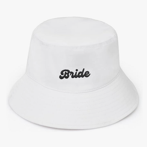 מתנה לכלה מחברה פנקי את הכלה לעתיד עם כובע אופנתי משגע שמתאים ללוק יומיומי עם הכיתוב הנכסף BRIDE