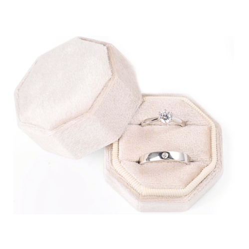 קופסא לטבעות נישואים עשויה קטיפה נעימה ומלטפת מושלמת לטקס עצמו ומושלמת לאחסון תכשיטים