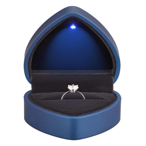 קופסאות לטבעות עם אור אירוסין בצבעים שחור או ורוד עשויות עם קטיפה מלטפת ונעימה - התצוגה המושלמת לטבעת המושלמת