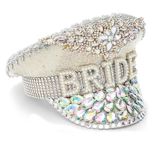 כובע של כלה עם הכיתוב BRIDE בעיצוב סופר פופולארי ומבוקש לתמונות אירוע הורסות שהכלה תאהב במיוחד