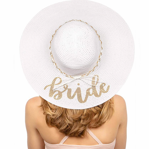 כובע לבן לכלה כובע קש קיצי וכיפי לחוף או לבריכה עם הכיתוב BRIDE - עיצוב אלגנטי, מרהיב ומעורר קנאה